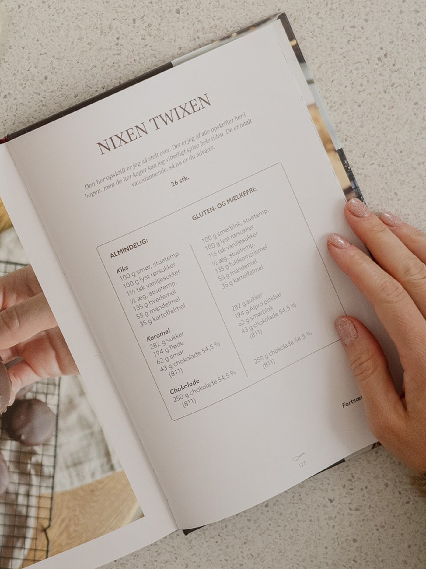 Opslag fra bogen hvor opskriften står i to kolonner, en almindelig og en glutenfri og mælkefri
