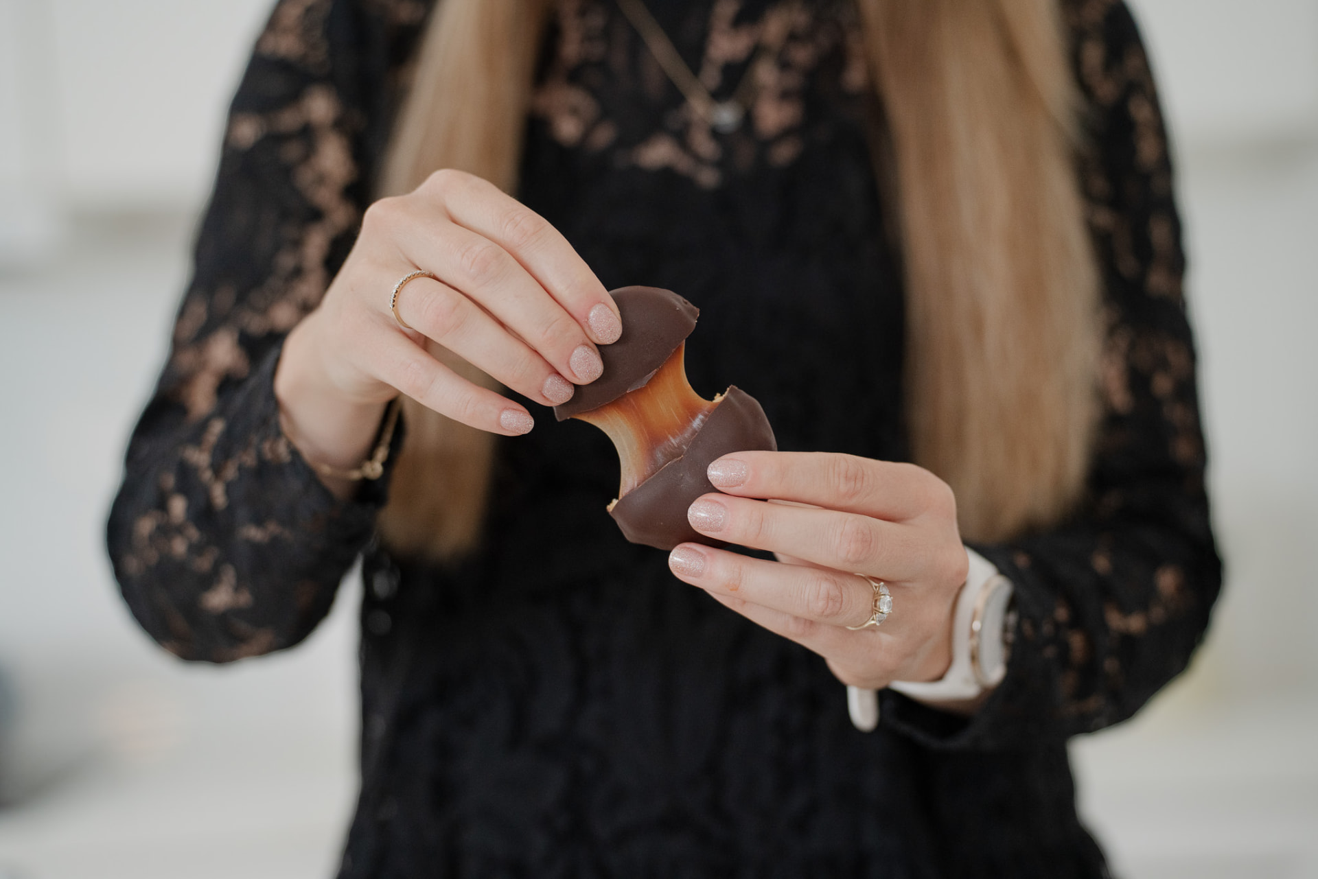 Nicole deler en Nixen Twixen, så den bløde karamel mellem chokoladelagene ses
