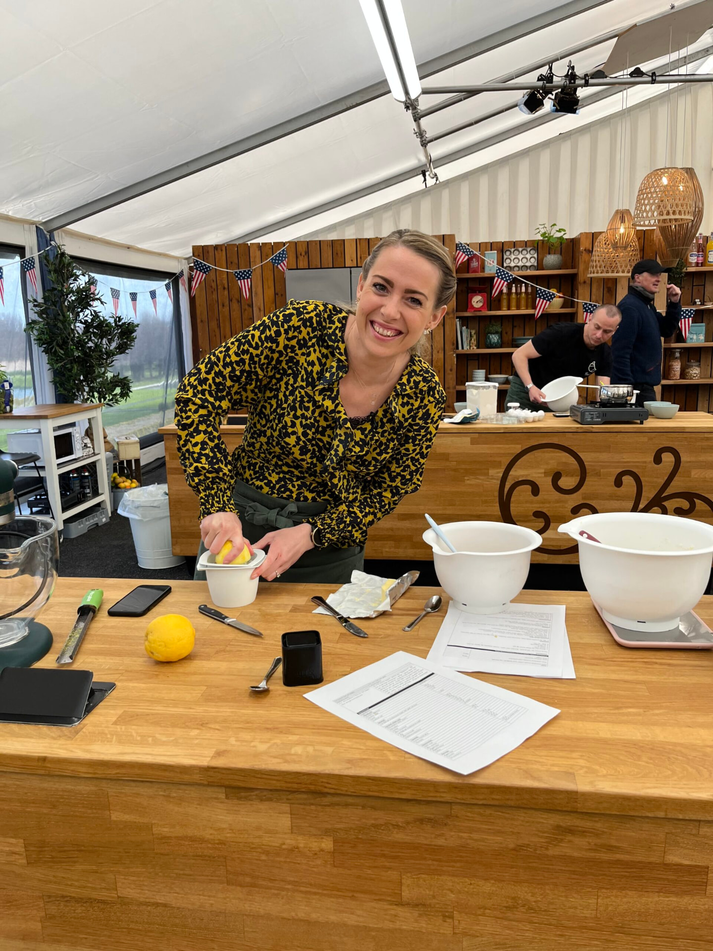 Nicole river citronskal ned i en skål i teltkøkkenet under Den Store Bagedyst